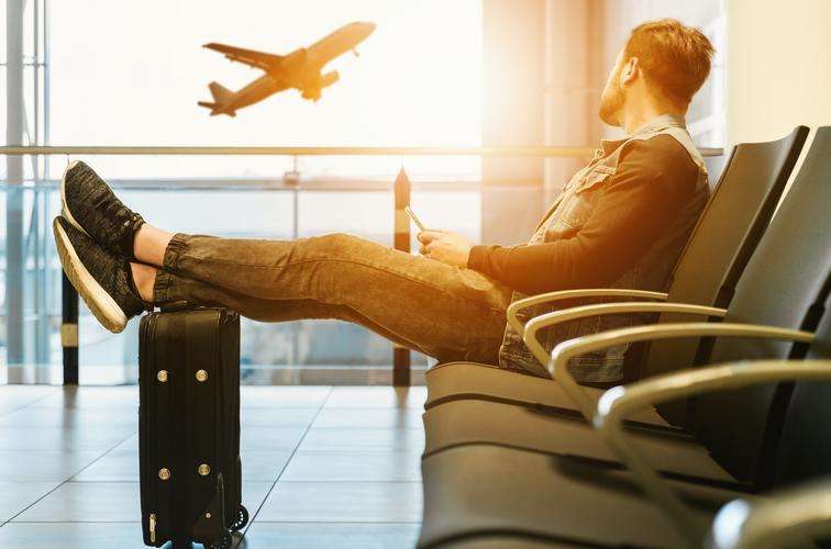 Reisender am Gate im Flughafen