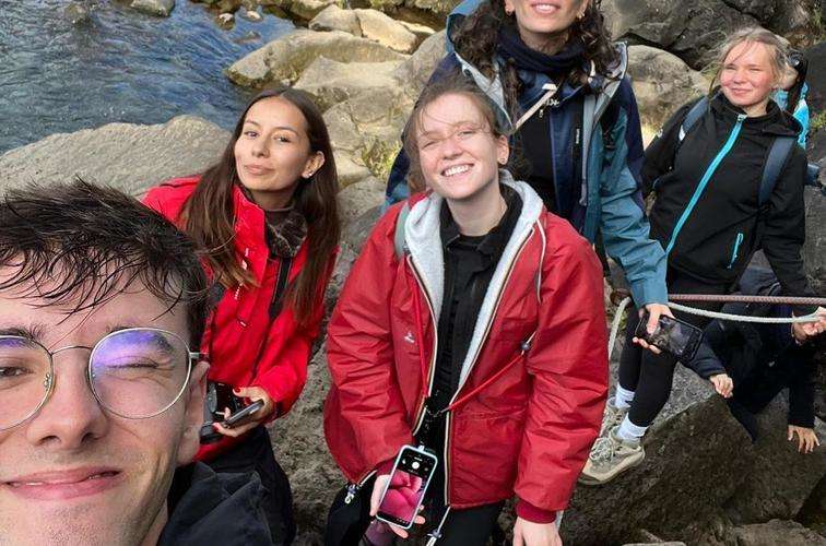 Motivierte Volunteers im Umweltschutzprojekt auf Island